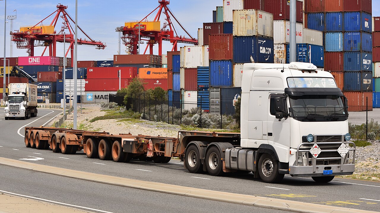 Karayolundaki Volvo FH 520 çekici; Çınar Nakliyat filosuna ait olmayan temsili fotoğraf